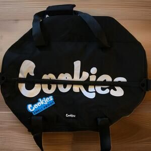 100% polyester with 3 compartments. Capacity of 44L